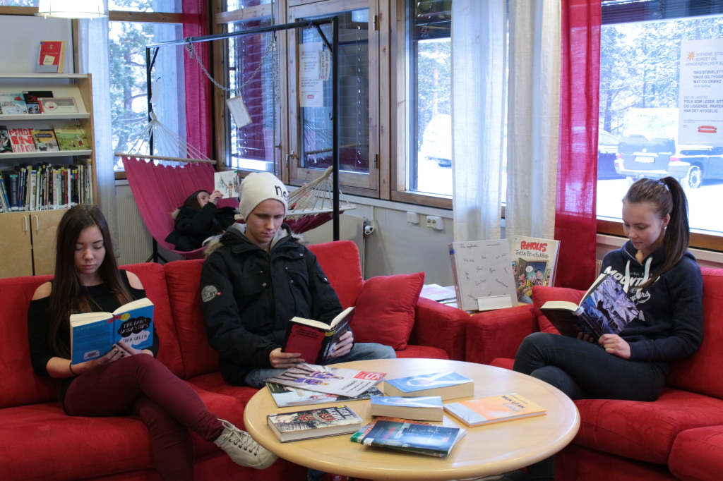 Mer litteratur: Disse elevene ved Samisk videregående skole i Karasjok er ikke bortskjemte på samiskspråklig litteratur, mener skolens bibliotekar Nina Ødegaard. 